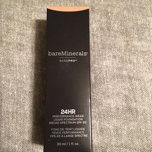 bareMinerals BarePro in Light Natural 09